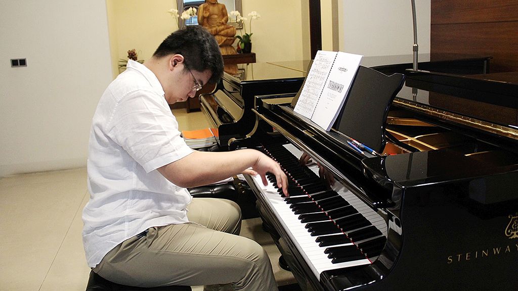 Pianis muda Jonathan Kuo sedang berlatih piano di rumahnya di Jalan Trunojoyo, Kota Bandung, Rabu (7/2). Jonathan layak digadang-gadang sebagai pianis handal Indonesia di masa depan. Di usianya yang baru 15 tahun, Jonathan sudah memenangkan kompetisi piano baik tingkat nasional maupun internasional.