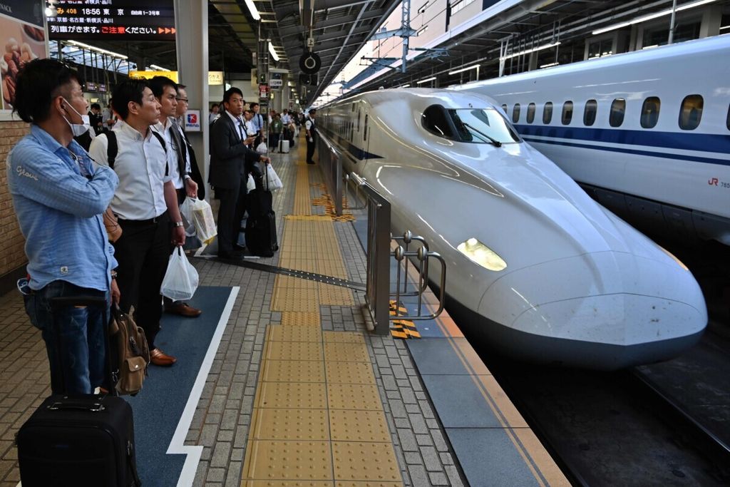Warga menanti kedatangan kereta cepat Shinkansen di sebuah stasiun di Osaka, Jepang, 20 Juni 2019. 