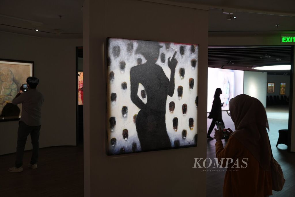 Visitors observe the painting &quot;Brave Woman&quot; the work of Heri Pemad in the Bentara Budaya Collection Painting Exhibition entitled <i>Per-empu-an: The Female Figure in the Eyes of Artists </i>at the Bentara Budaya Art Gallery, 8th Floor, Kompas Tower, Jakarta, Wednesday (24/4/2024).