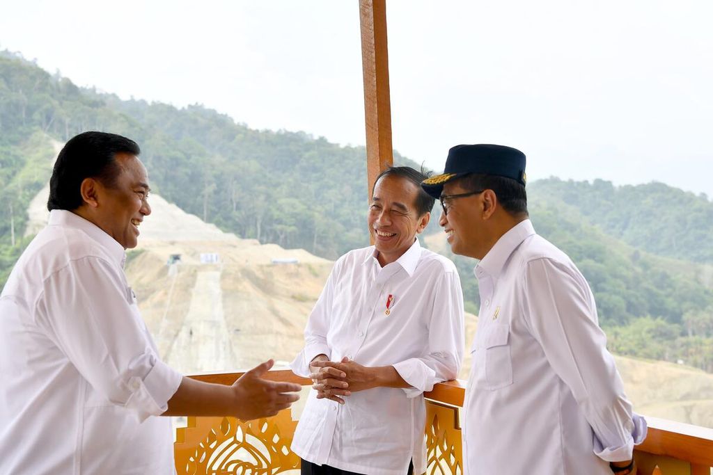 Presiden Joko Widodo berbincang dengan Wakil Ketua DPR RI Rachmat Gobel (kiri) dan Menteri Perhubungan Budi Karya Sumadi di sela peninjauan Bendungan Bulango Ulu di Kabupaten Bone Bolango, Provinsi Gorontalo, Senin (22/4/2024).