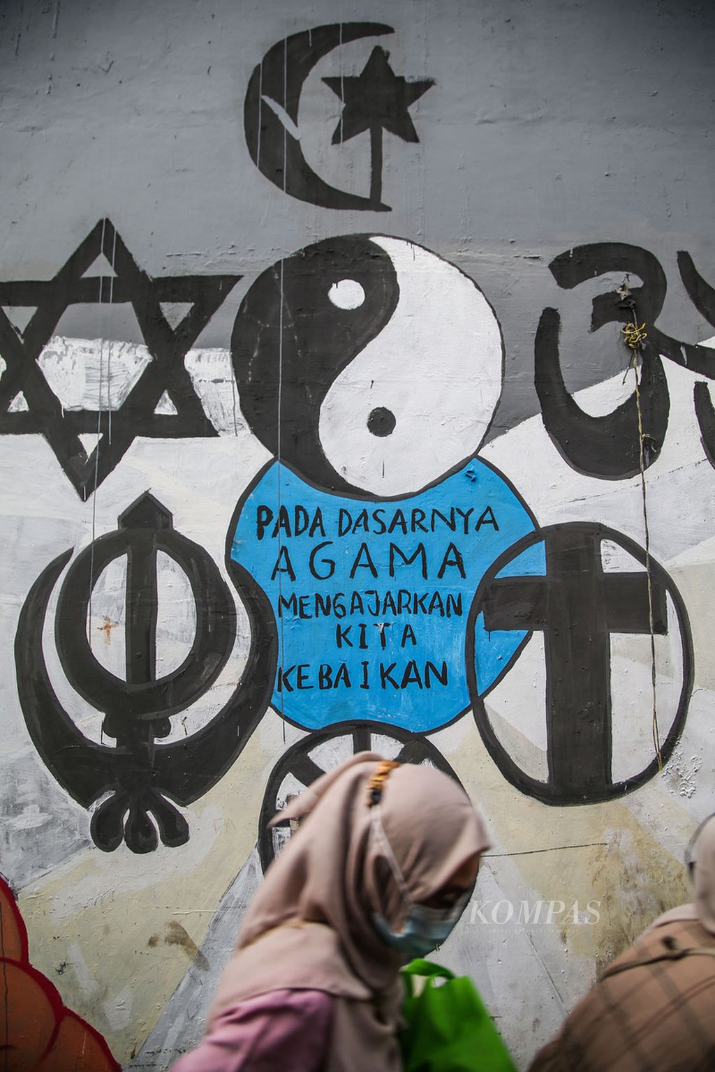 Kampanye toleransi antarumat beragama terus disuarakan publik, salah satunya melalui mural yang tergambar di kawasan Cinere, Depok, Jawa Barat, Jumat (14/5/2021). 