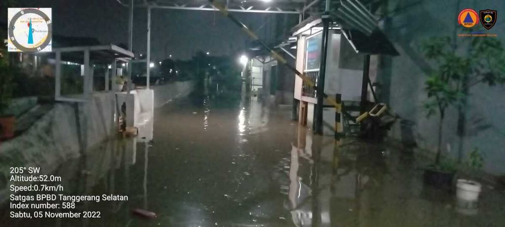  BPBD Kota Tangerang Selatan melaporkan terjadi banjir dengan ketinggian air 20-30 cm di Puri Bintaro Indah, Kelurahan Jombang, Kecamatan Ciputat, Tangerang Selatan, Sabtu (5/11/2022).