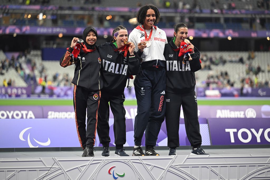 Dari kiri : pelari Indonesia peraih perak Karisma Evi Tiarani, pelari Italia peraih emas Martina Caironi, peraih perunggu dari Inggris , Ndidikama Okoh dari dari Italia Monica Graziana Contrafatto berfoto bersama usai final nomor 100 meter T63 putri Paralimpiade Paris 2024 di Stadion Stade de France, Paris, Perancis, Sabtu (07/09/2024).