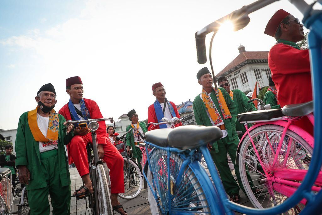Komunitas sepeda onthel bersantai seusai mengikuti parade di kawasan Kota Tua, Jakarta, Kamis (22/6/2023). Berbagai komunitas di Kota Tua mengikuti parade dalam rangkaian acara bertajuk Metaphoria Kota Tua untuk merayakan Hari Ulang Tahun Ke-496 DKI Jakarta. 
