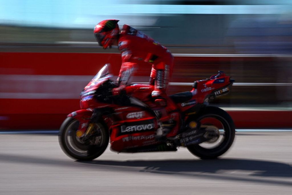 Pebalap Ducati Francesco Bagnaia menunggangi motornya di <i>pit lane</i> saat sesi latihan bebas di MotoGP seri San Marino, Jumat (8/9/2023). Bagnaia mengakhiri sesi latihan di posisi ketujuh.