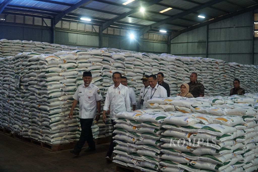 Presiden Joko Widodo didampingi sejumlah pejabat mengecek stok beras di Gudang Bulog Sumatera Barat (Sumbar) di Kota Padang, Sumbar, Rabu (25/10/2023). Cadangan beras Sumbar mencukupi hingga akhir tahun.