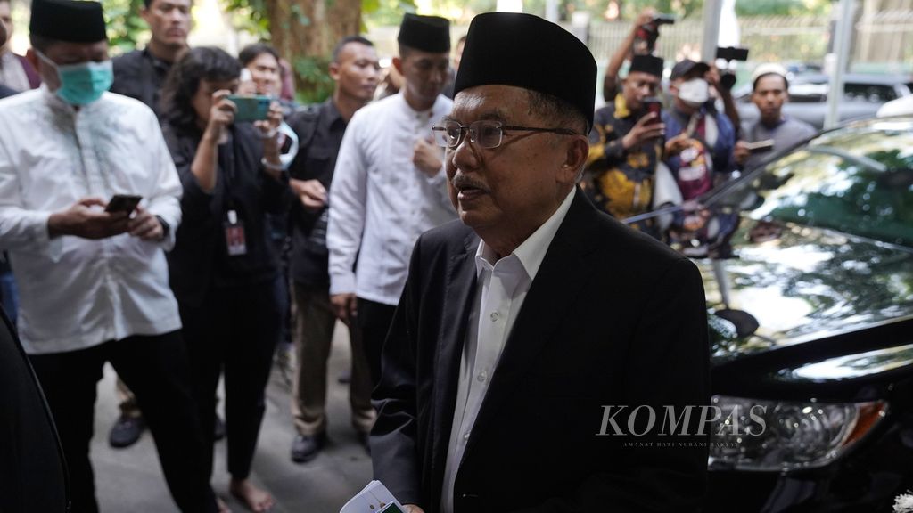 Mantan Wakil Presiden ke-10 dan ke-12 Muhammad Jusuf Kalla usai menjalankan shalat Idul Fitri 1444 Hijriah di Masjid Istiqlal, Jakarta Pusat, Sabtu (22/4/2023). 