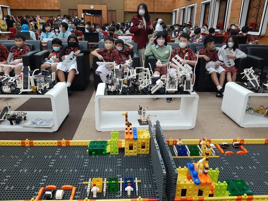 Sejumlah robot rakitan yang dibuat para siswa pada Kompetisi Regional Greenmech dan R4M (Robot for Mission) di Universitas Tarumanagara, Jakarta, Sabtu (28/1/2023).