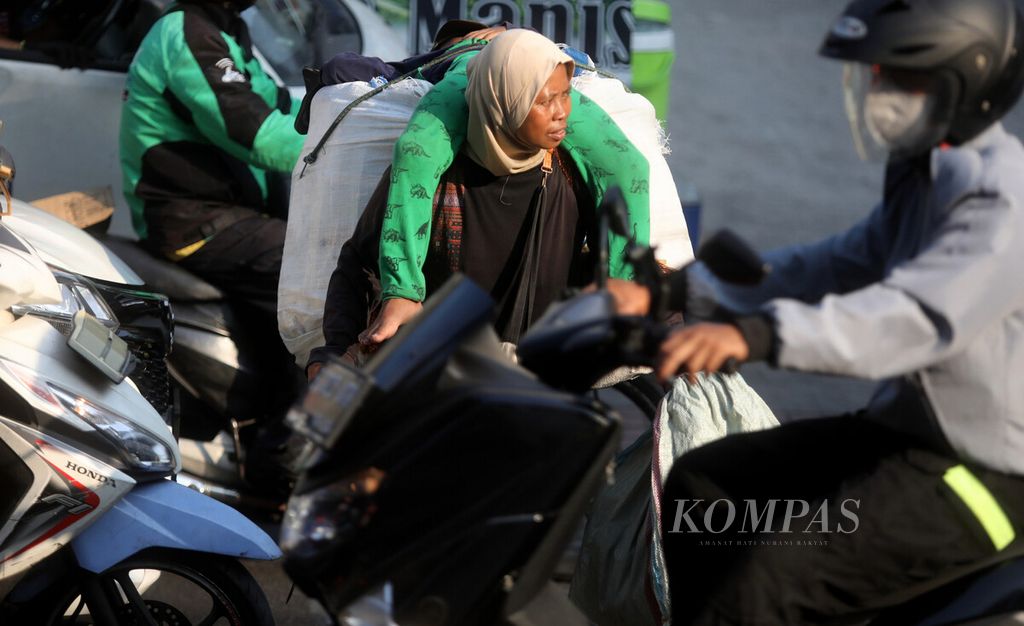 Pemulung berkelana dengan membawa anaknya di jalanan di kawasan Tebet Jakarta Selatan, Kamis (24/8/2023). Angka ketimpangan ekonomi di Jakarta merujuk data BPS selama 2017-2023 0,431 per Maret 2023.