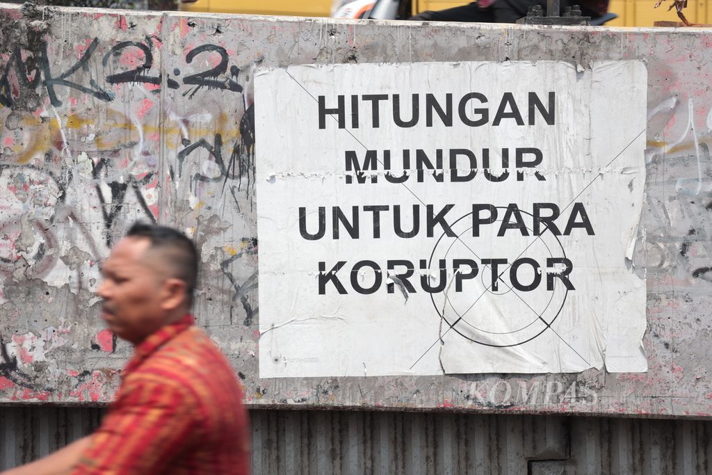 Poster tentang koruptor terpasang di dinding jembatan layang di kawasan Ciputat, Tangerang Selatan, Banten, Senin (2/10/2023). Terkait pemilu, Mahkamah Agung (MA) mengabulkan uji materi atas Pasal 11 Ayat (2) Peraturan Komisi Pemilihan Umum (PKPU) Nomor 10 Tahun 2023 dan Pasal 18 Ayat (2) PKPU Nomor 11 Tahun 2023 yang membuka peluang bekas terpidana kasus korupsi maju sebagai calon anggota legislatif.