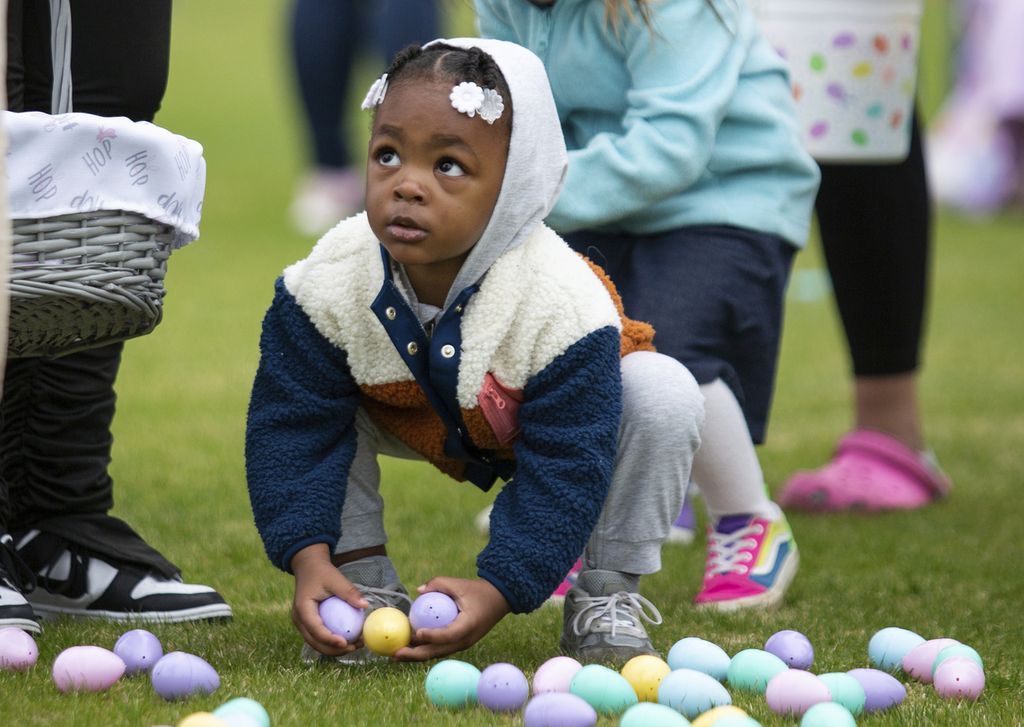 Anak balita berburu telur Paskah di Bowling Green Ballpark, Kentucky, Amerika Serikat, pada April 2023.
