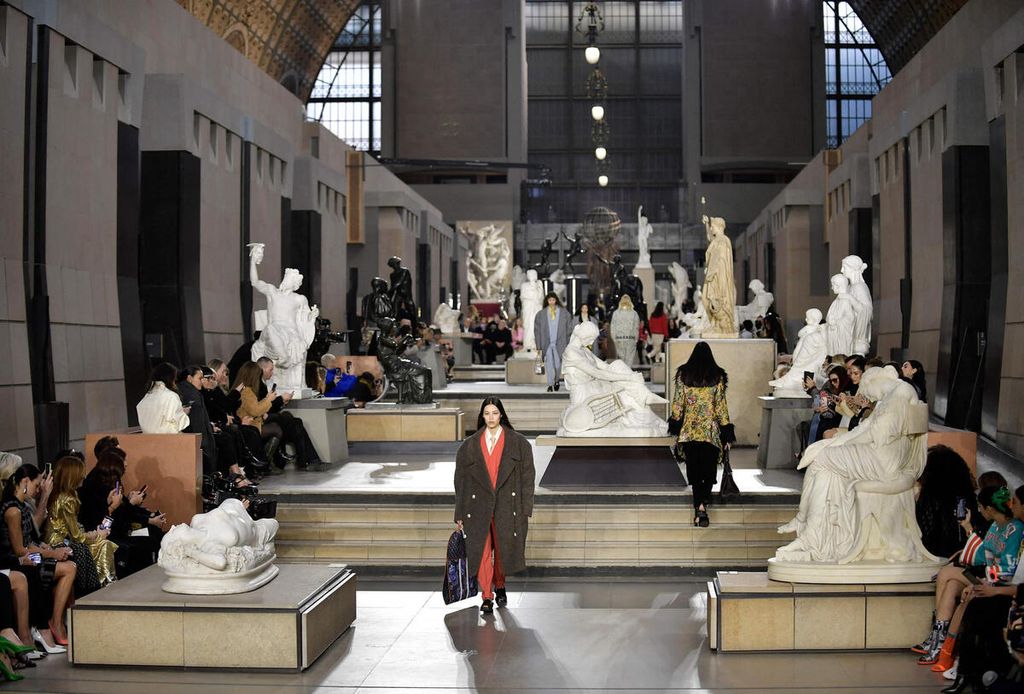 Peragaan busana perempuan dari rumah mode Louis Vuitton untuk koleksi musim gugur/dingin 2022-2023 Fall-Winter 2022-2023 dalam ajang Paris Fashion Week di Orsay Museum di Paris, Perancis, 7 Maret 2022. 