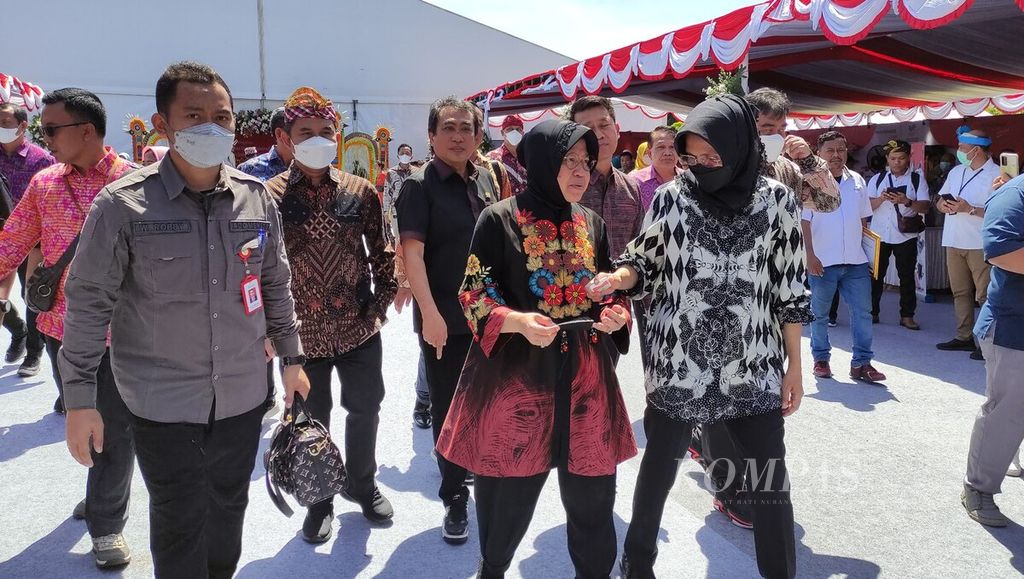 Menteri Sosial Tri Rismaharini (tengah) ketika berada di Klungkung, Bali, serangkaian acara puncak peringatan Hari Disabilitas Internasional 2022 dan Hari Kesetiakawanan Sosial Nasional 2022, Selasa (20/12/2022).