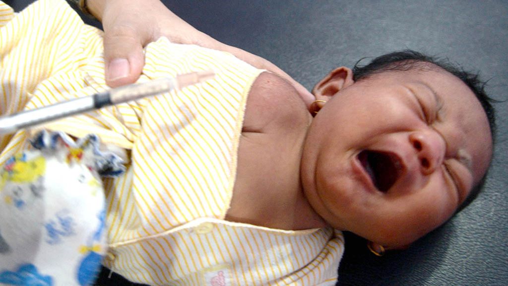 Seorang anak balita menangis saat imunisasi difteri di salah satu klinik kawasan Cibinong, Kabupaten Bogor, Jawa Barat, Selasa (5/12).