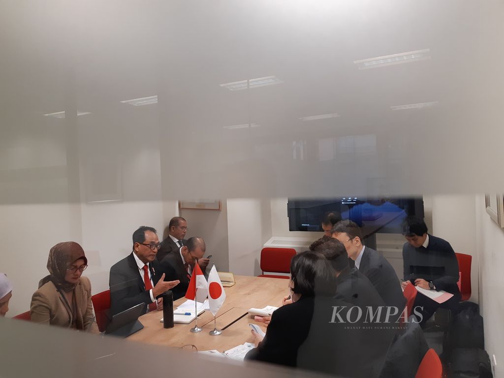 Menteri Perhubungan Budi Karya Sumadi (kedua dari kiri) sedang berbicara dengan delegasi dari Jepang di salah satu ruangan tertutup di markas Organisasi Maritim Internasional (IMO) di London, Inggris, pada Senin (27/11/2023).  