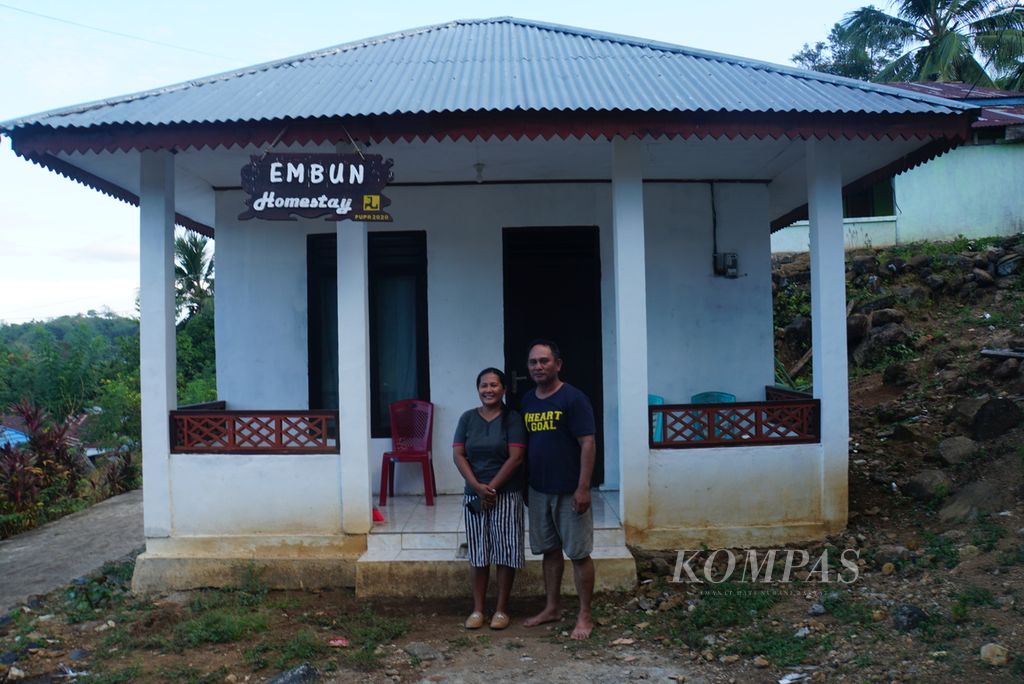 Pasangan Anthon Johanis (49) dn Olvi Budiman (42) berpose di depan penginapan atau <i>homestay</i> Embun milik mereka di Desa Marinsow, Likupang Timur, Minahasa Utara, Sulawesi Utara, Sabtu (16/9/2023). Mereka adalah satu dari 263 penerima hibah <i>homestay</i> di Likupang Timur serta Pulau Bunaken.