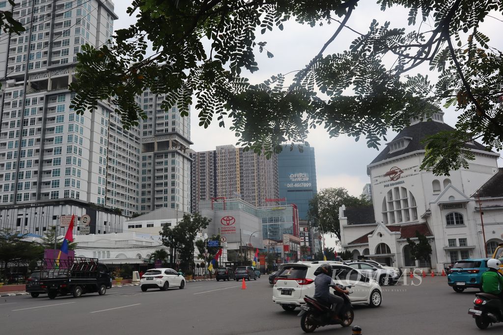 Gedung-gedung jangkung berdiri berdampingan dengan bangunan kantor pos Medan yang dibangun pada 1911 di kawasan seputar titik nol Kota Medan, Kamis, (9/2/2022).