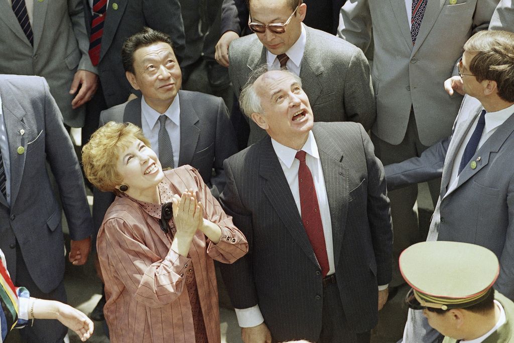 Pemimpin Uni Soviet Mikhail Gorbachev (tengah) dan istrinya, Raisa, saat mengadakan tur di Tembok Raksasa China di Beijing, 17 Mei 1989. 