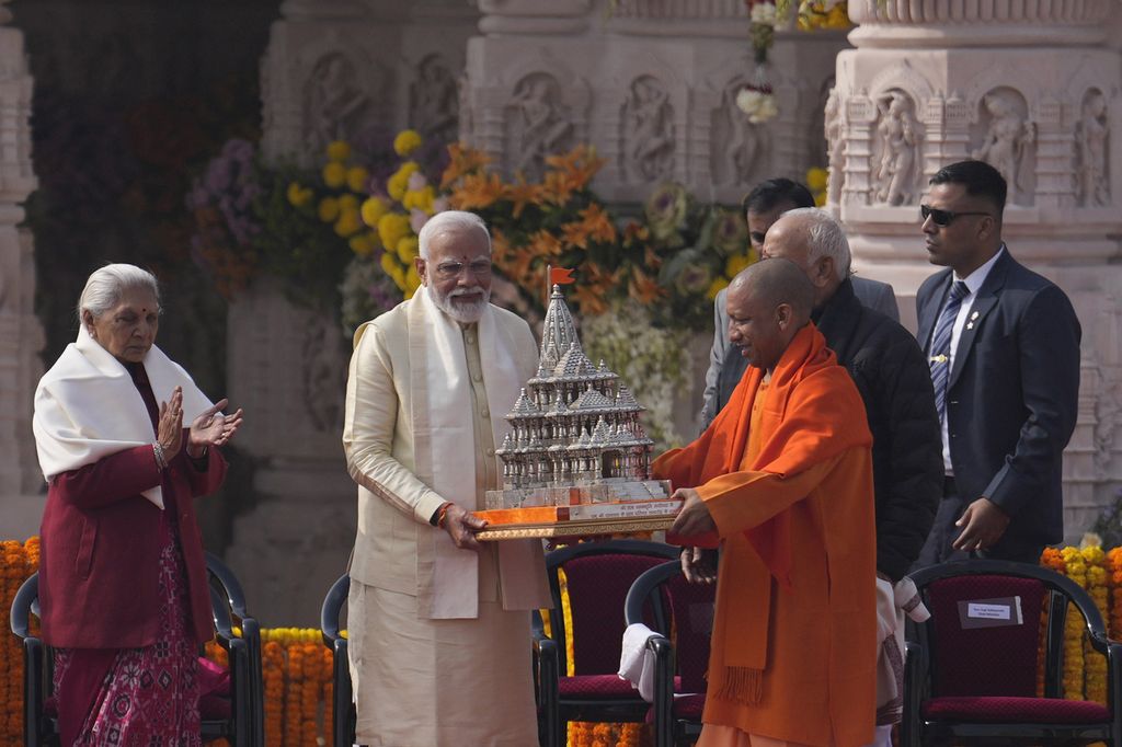 Perdana Menteri India Narendra Modi (kedua dari kiri) menerima suvenir dari Menteri Besar Negara Bagian Uttar Pradesh Yogi Adityanath setelah meresmikan kuil Hindu di Ayodhya, India, Senin (22/1/2024). 