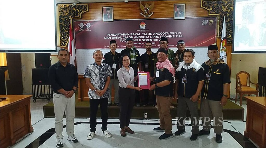Komisioner KPU Provinsi Bali menerima berkas pendaftaran bakal calon anggota DPRD Provinsi Bali, yang didaftarkan pihak DPW Partai Ummat Provinsi Bali, di KPU Provinsi Bali, Kota Denpasar, Sabtu (13/5/2023).