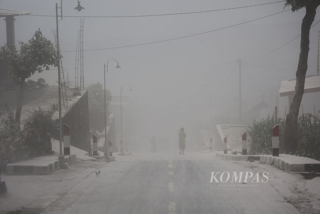 Embusan angin kencang membuat abu vulkanik dari Gunung Merapi beterbangan di Dusun Stabelan, Desa Tlogolele, Boyolali, Jawa Tengah, Senin (13/3/2023). 