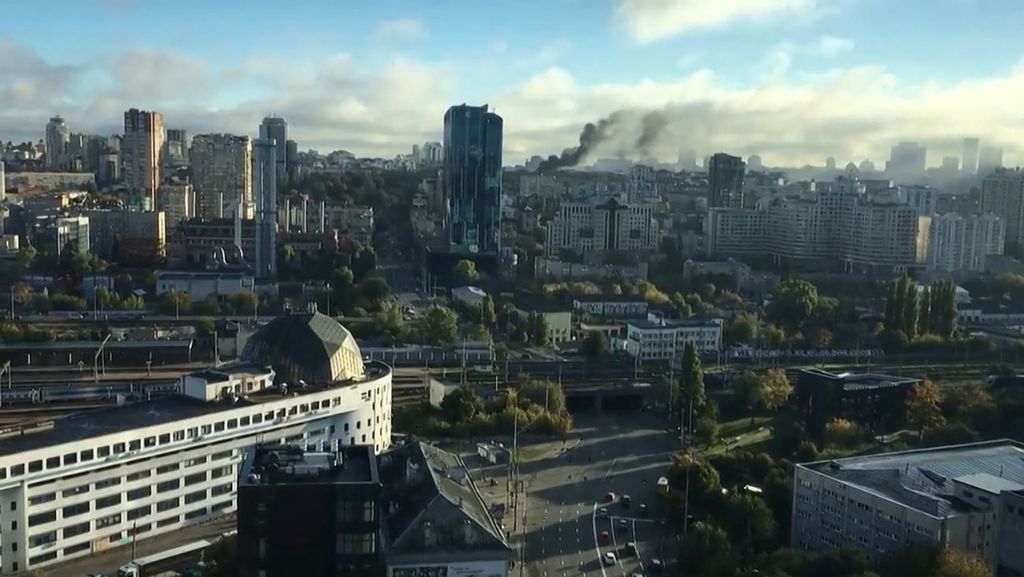 Potongan gambar dari sebuah rekaman video yang dirilis oleh UGC Ukraina, Senin (10/10/2022), ini memperlihatkan asap mengepul di salah satu sudut ibu kota Kyiv yang dihujani roket militer Rusia. 