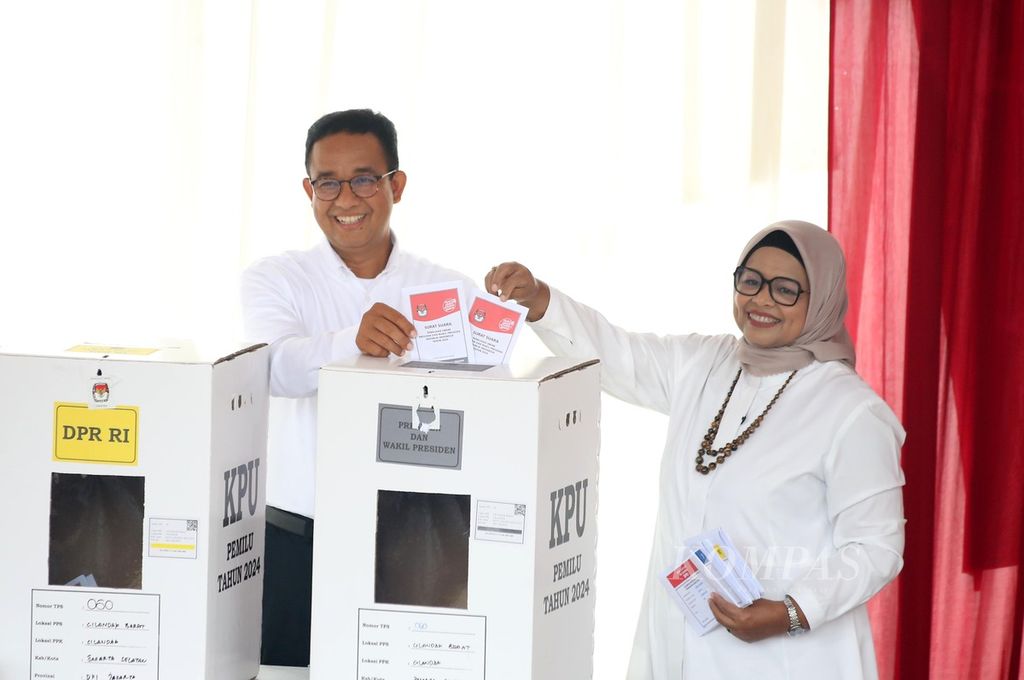 Calon presiden Anies Baswedan besama istri, Fery Farhati, menyalurkan hak pilihnya di TPS 60 Kelurahan Cilandak Barat, Cilandak, Jakarta Selatan, Rabu (14/2/2024). 