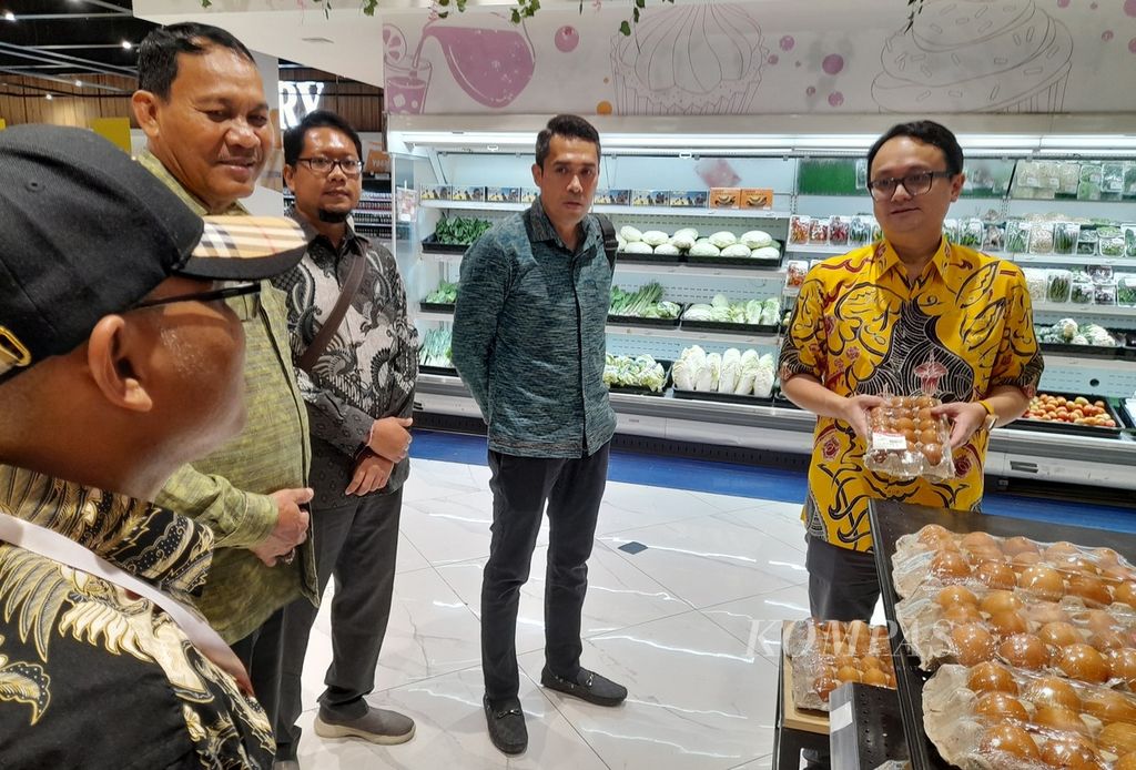 Ketersediaan bahan pokok dan kestabilan harga bahan pokok menjadi fokus dan perhatian pemerintah. Wakil Menteri Perdagangan Jerry Sambuaga (kanan) ketika meninjau pasar swalayan Transmart Bali di Kota Denpasar, Bali, Jumat (15/3/2024). 