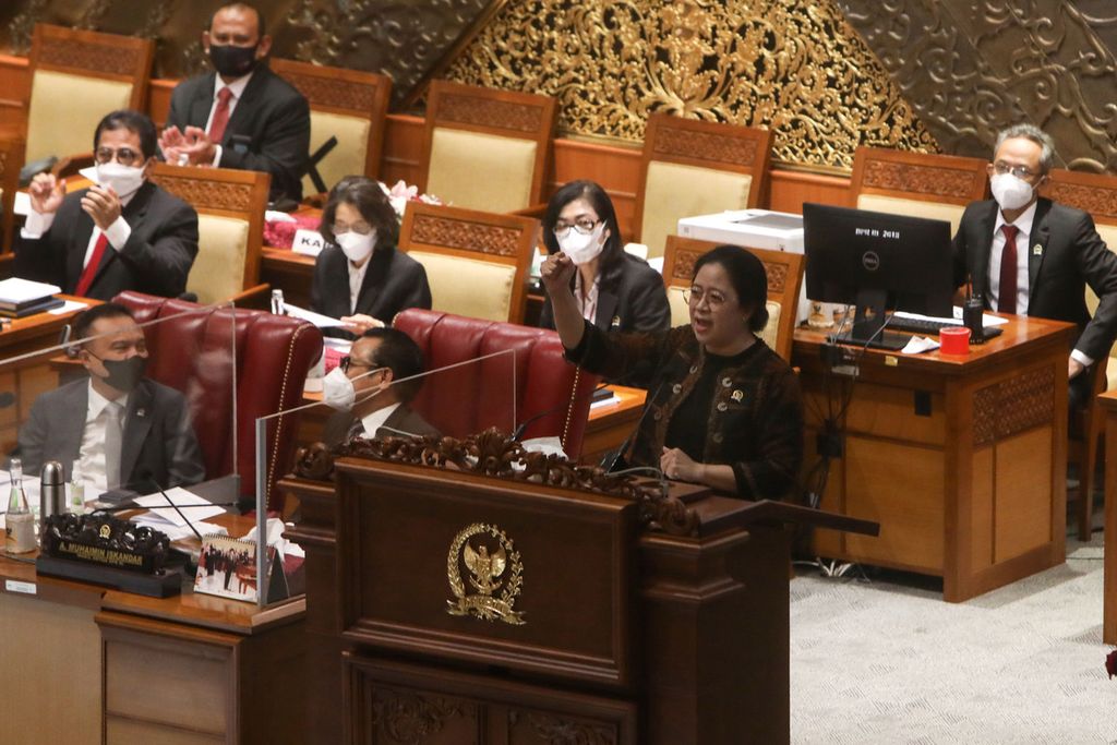 Ketua DPR Puan Maharani menyampaikan pidato Penutupan Masa Sidang III Tahun Sidang 2021-2022 dalam Rapat Paripurna DPR di Kompleks Gedung Parlemen, Senayan, Jakarta, Jumat (18/2/2022). 