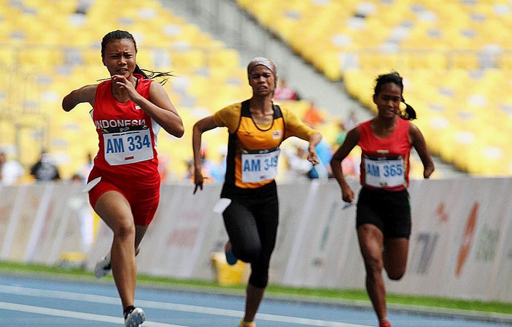 Atlet  Paralimpiade Indonesia, Nanda Mei Sholihah (kiri),  berlomba di nomor lari 400 meter putri kategori T47 ASEAN Para Games Kuala Lumpur 2017, Kamis (21/9). Nanda meraih medali   emas setelah menjadi yang tercepat dengan catatan waktu 65,11 detik.