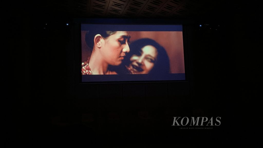 Potongan adegan dalam drama musikal berjudul <i>#MusikalDiRumahAja: Beranak dalam Kubu</i>r ditayangkan di Jakarta, Kamis (2/11/2023). Drama ini diangkat dari cerita yang ditulis dan dipentaskan Kelompok Sandiwara Sunda Miss Tjitjih pada 1960-an. 