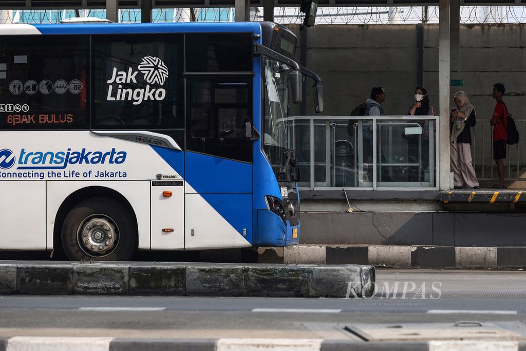 Sebuah bus Transjakarta menunggu penumpang naik di Halte Transjakarta Lebak Bulus, Jakarta, Jumat (19/4/2024).