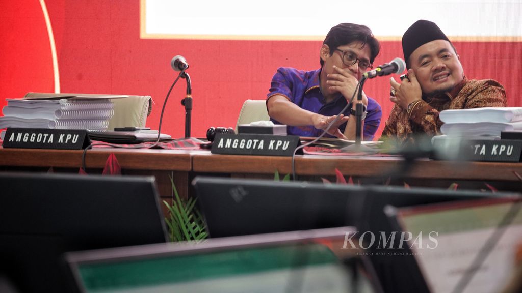 Dua anggota Komisi Pemilihan Umum, August Mellaz (kiri) dan Mochammad Afifuddin, memimpin rapat pleno rekapitulasi suara nasional panel B yang digelar di dalam tenda yang dibangun di halaman kantor Komisi Pemilihan Umum RI, Jakarta, Selasa (12/3/2024). 