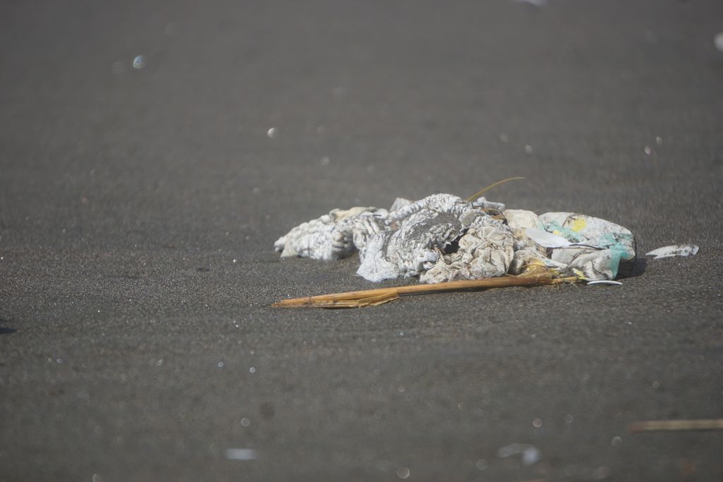 Sampah popok bayi di Pantai Kemiren, Cilacap, Jawa Tengah, Minggu (26/9/2021).