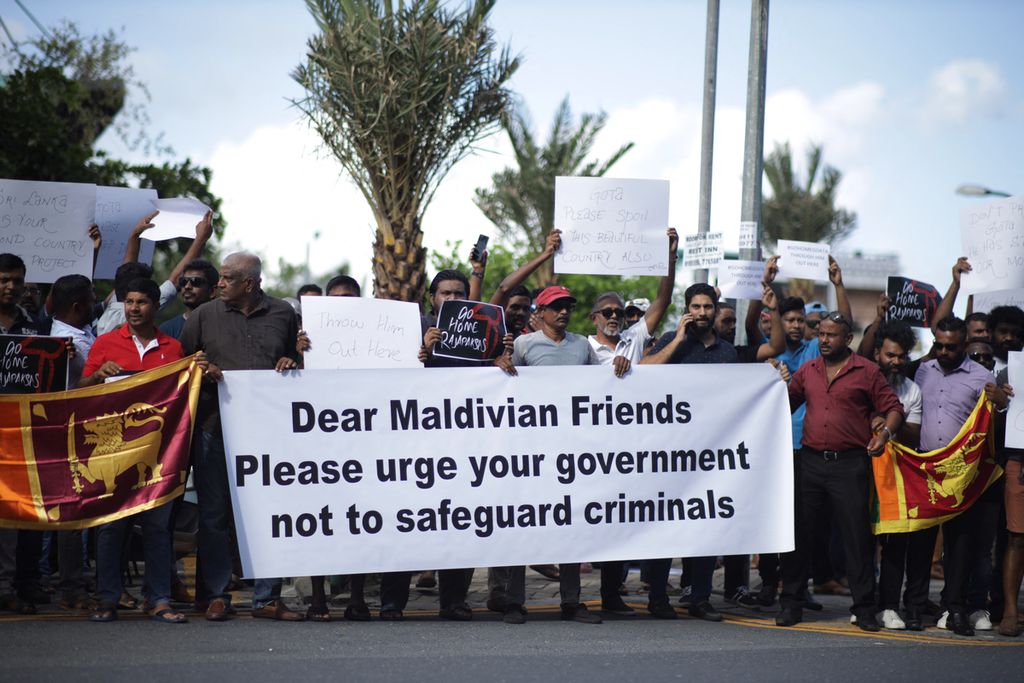 Warga Sri Lanka yang tinggal di Maladewa berdemonstrasi di Male, 13 Juli 2022, untuk memprotes kedatangan Presiden Gotabaya Rajapaksa yang melarikan diri dari negaranya setelah rakyat menyerbu kediamannya dan menuntut pertanggungjawabannya atas krisis terburuk yang melanda negara itu.  