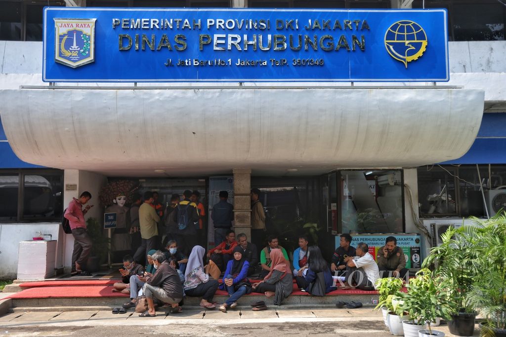 Peserta mudik gratis menunggu nomor antrean untuk melakukan verifikasi di kantor Dinas Perhubungan Provinsi DKI Jakarta, Sabtu (23/3/2024).