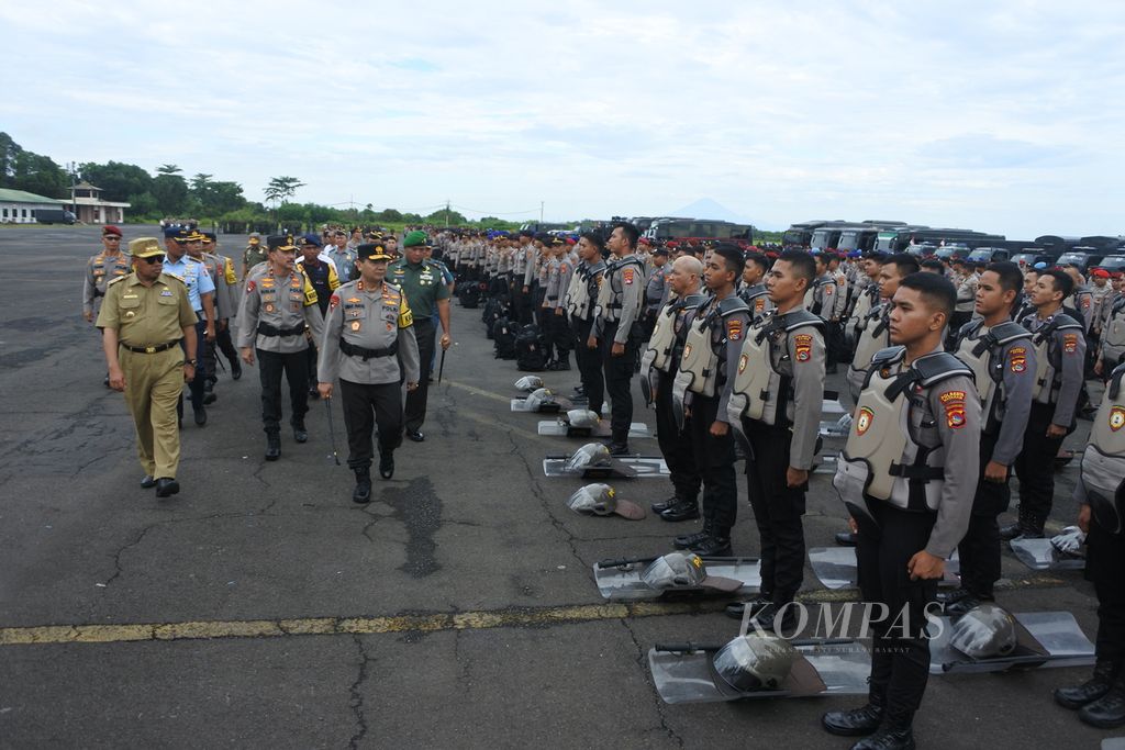 Kepala Polda Nusa Tenggara Barat (NTB) Inspektur Jenderal Umar Faroq (paling depan kanan) didampingi Penjabat Gubernur NTB Lalu Gita Ariadi (paling depan kiri) mengecek pasukannya dalam apel kesiapan pengamanan Pemilu 2024 di bekas Bandara Selaparang, Mataram, NTB, Senin (5/2/2024) pagi. Pada Pemilu 14 Februari 2024 mendatang, Polda NTB mengerahkan 7.385 personel yang juga didukung personel TNI untuk pengamanan di 16.253 tempat pemungutan suara.