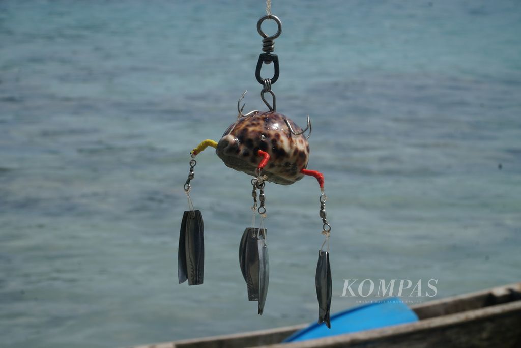 Pancing yang digunakan nelayan untuk menangkap gurita di Desa Sinaka, Kecamatan Pagai Selatan, Kepulauan Mentawai, Sumatera Barat, Jumat (16/6/2023).
