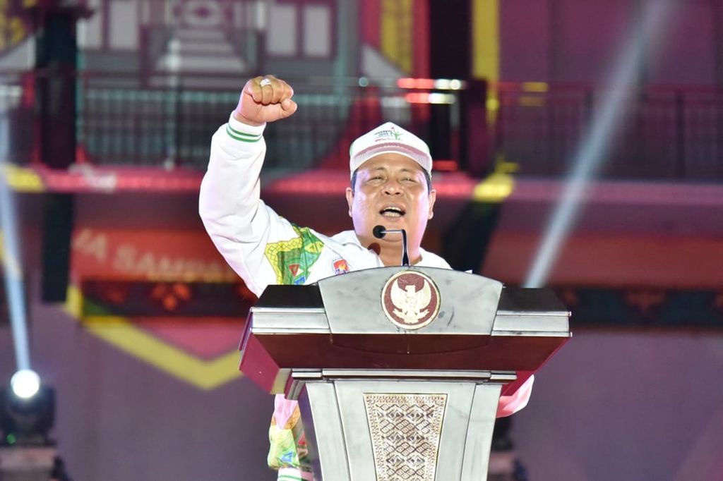 Gubernur Kalimantan Selatan Sahbirin Noor memberikan sambutan dalam Acara Puncak Hari Olahraga Nasional ke-36 di Banjarmasin, Minggu (8/9/2019) malam.