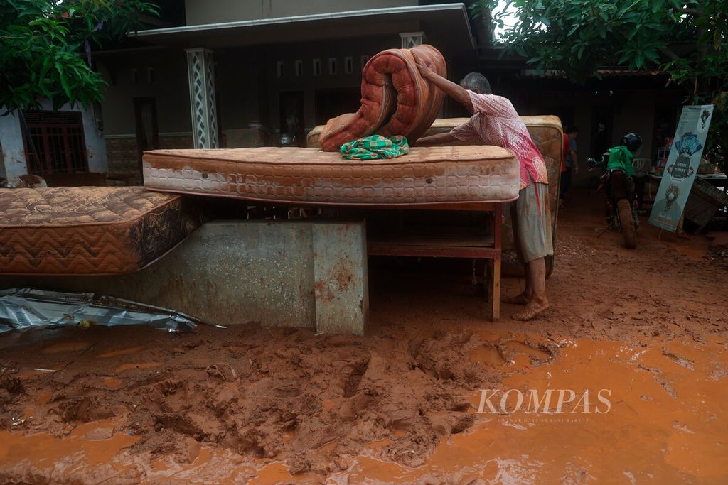 Warga membersihkan perabot miliknya yang terendam lumpur setelah banjir bandang menerjang di Desa Wangandowo, Kecamatan Bojong, Kabupaten Pekalongan, Jawa Tengah, Kamis (14/3/2024). 