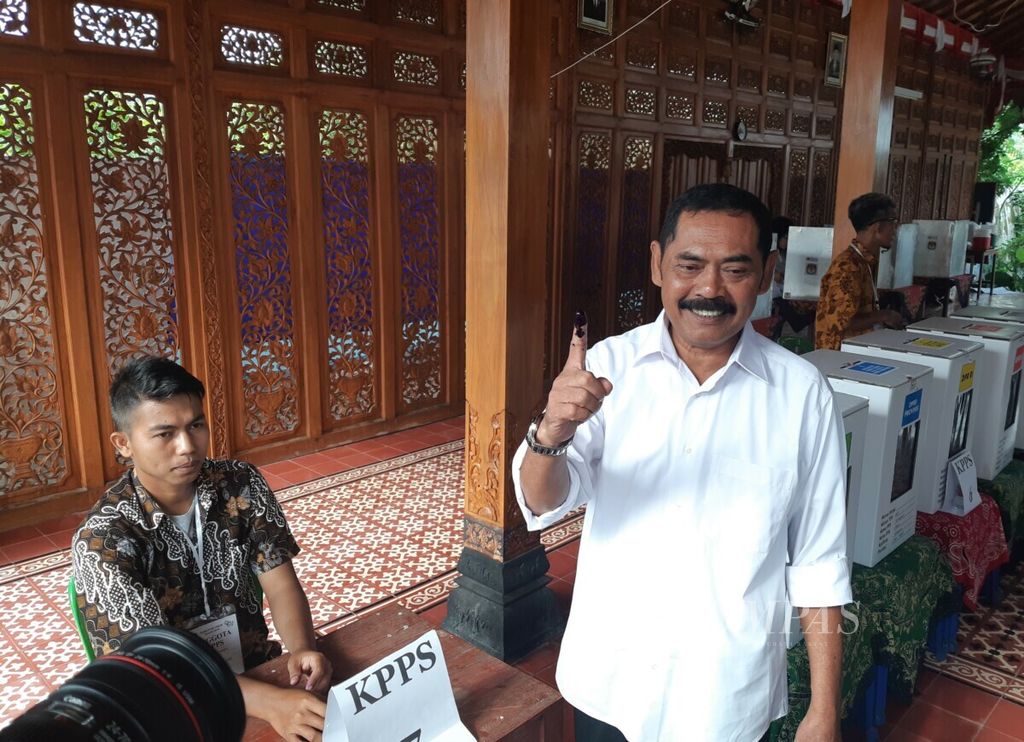 Wali Kota Surakarta FX Hadi Rudyatmo menunjukkan jarinya yang telah dicelupkan ke tinta setelah mencoblos di TPS 28 Kelurahan Pucangsawir, Kecamatan Jebres, Surakarta, Jawa Tengah, Rabu (17/4/2019)
