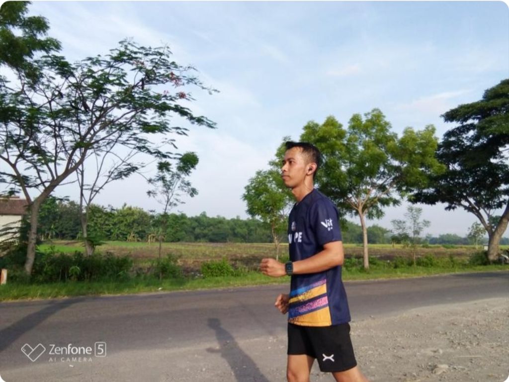 Ilustrasi : Exi Suandri peserta lari virtual Borobudur Marathon 2020 menjajal rute di Perumahan Vida, Kota Bekasi, Jawa Barat, Minggu (15/11/2020).