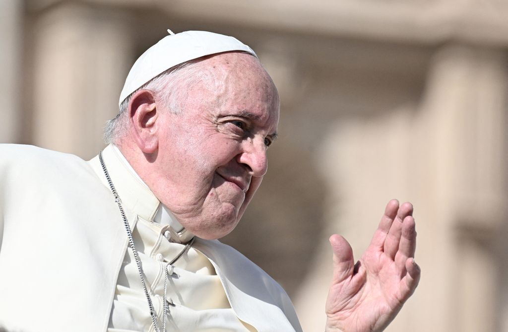 Paus Fransiskus melambai tangan saat ia pergi pada akhir audiensi umum mingguannya di Lapangan Santo Petrus di Kota Vatikan, Rabu (11/10/2023).