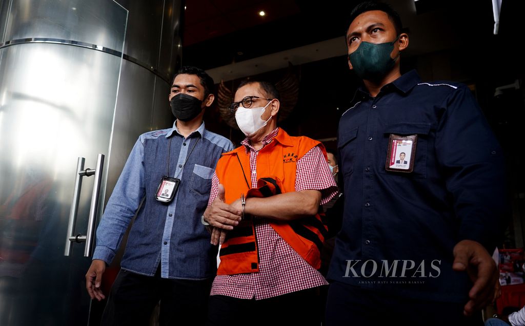 Bekas Wali Kota Cimahi Ajay Muhammad Priatna digiring menuju mobil tahanan di Komisi Pemberantasan Korupsi, Jakarta, Kamis (18/8/2022). 