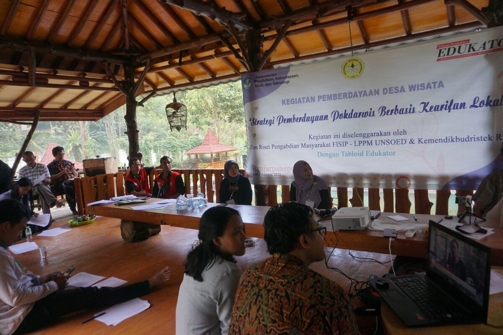 Tim Riset dan Pengabdian Masyarakat Universitas Jenderal Soedirman Purwokerto memberikan pelatihan bagi pokdarwis di Desa Banjarpanepen, Sumpiuh, Banyumas, Jawa Tengah, Minggu (5/6/2022).