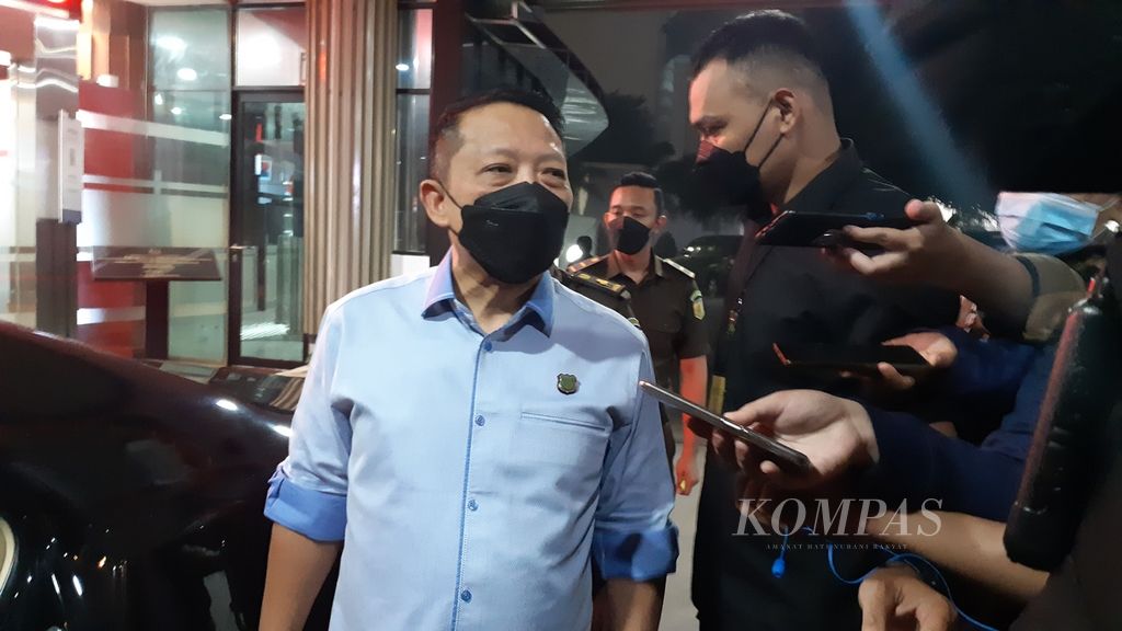Jaksa Agung Muda Tindak Pidana Khusus Febrie Adriansyah ketika ditanya wartawan di depan Gedung Bundar, Kejaksaan Agung, Rabu (19/1/2022) malam.