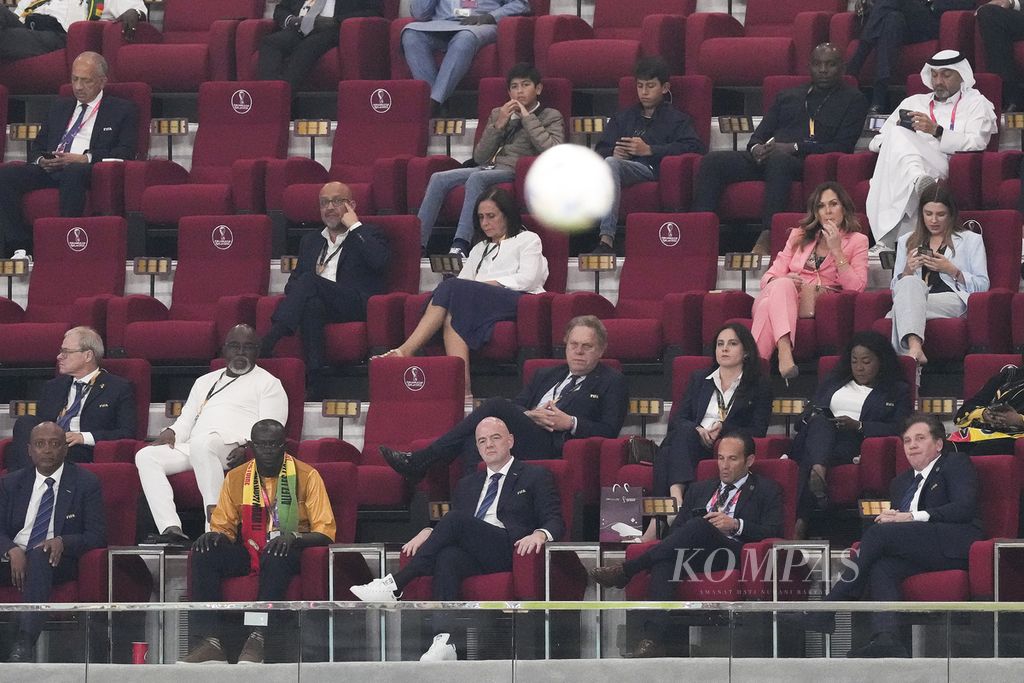 Presiden FIFA Gianni Infantino (depan/tengah) menonton pertandingan antara Ekuador dan Senegal di fase Grup A Piala Dunia 2022 di Stadion Khalifa, Qatar, Selasa (29/11/2022). 