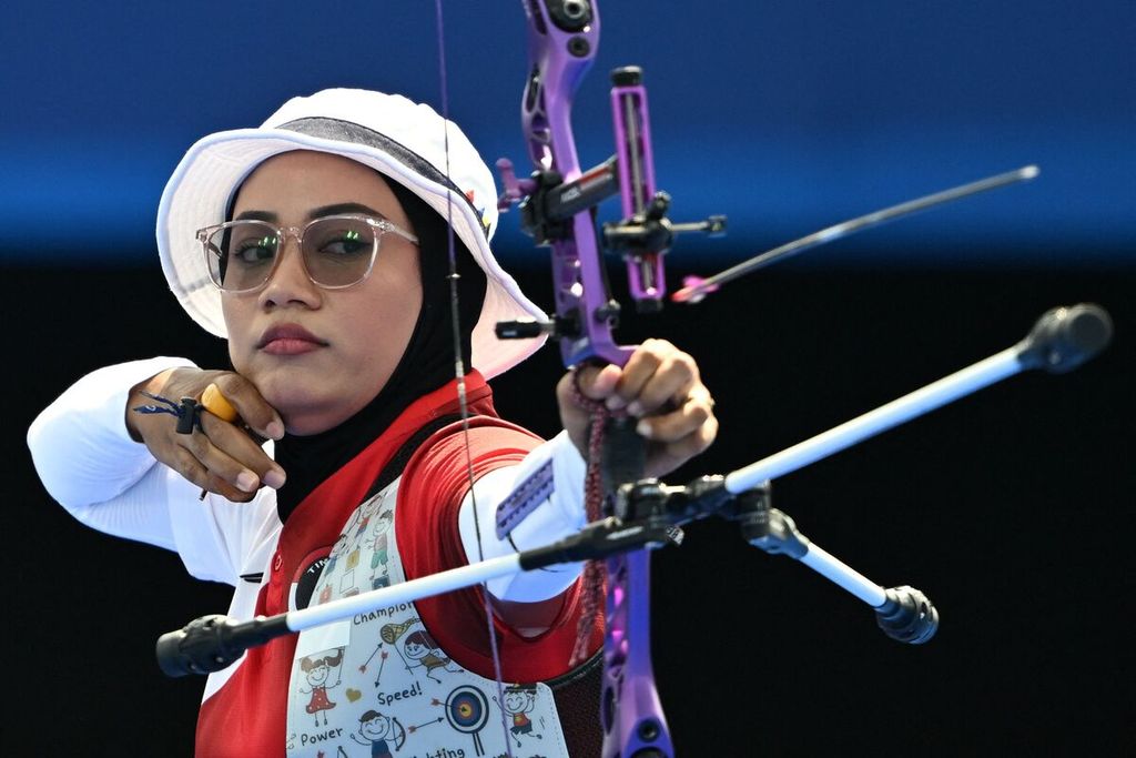 Pemanah Indonesia, Diananda Choirunisa, melepaskan anak panah pada pertandingan babak 32 besar individu putri Olimpiade Paris 2024 di Invalides, Paris, Selasa (30/7/2024).