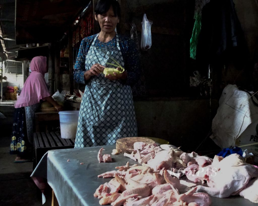 Pedagang daging ayam potong menunggui dagangannya di Pasar Jongke, Surakarta, Jawa Tengah, Sabtu (23/6/2018). 