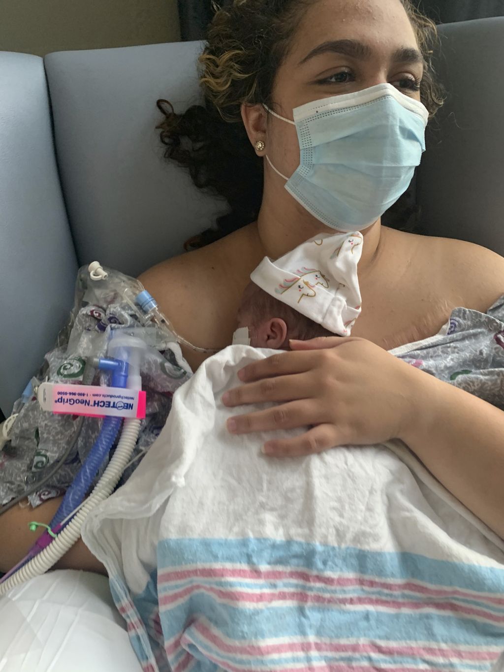 Dalam foto yang diberikan oleh Federico Peguero, tampak istrinya, Jomary Tavarez, mendekap bayi anak perempuan mereka, Diana, di Orlando Health Medical Center, Orlando, Florida, AS, 8 Agustus 2020. 